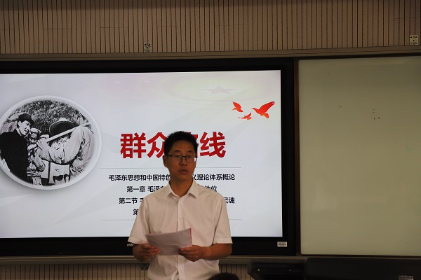 新葡的京集团35222vip副院长殷旭辉副教授介绍评委和参赛教师.JPG